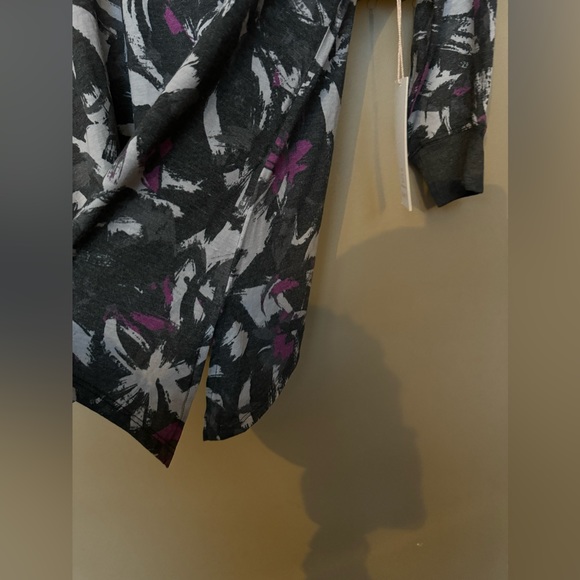 ⚽️ LuLaRoe Cozy Kate 3/4 Sleeve Sharkbite T, Small, NWT - Picture 5 of 6